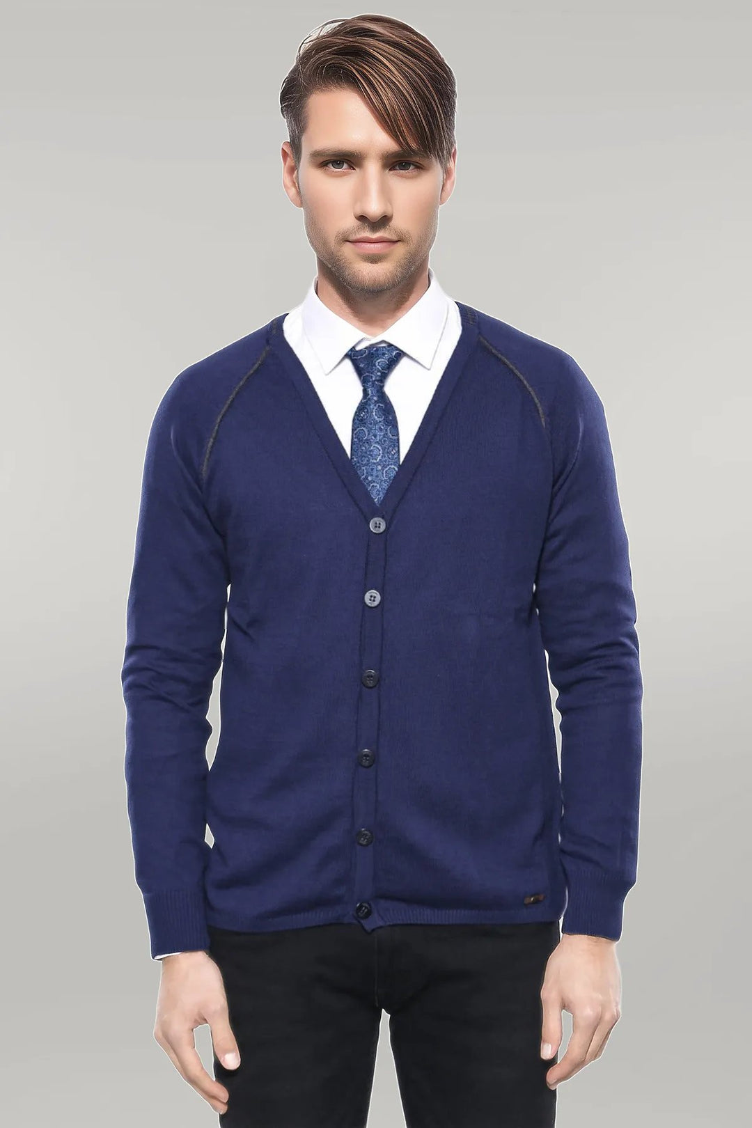 Navy Blue Giacca Trapuntata, Pantaloni Navy, White Camicia, e Ensemble Cardigan In Maglia - Stile Invernale Moderno - Wessi