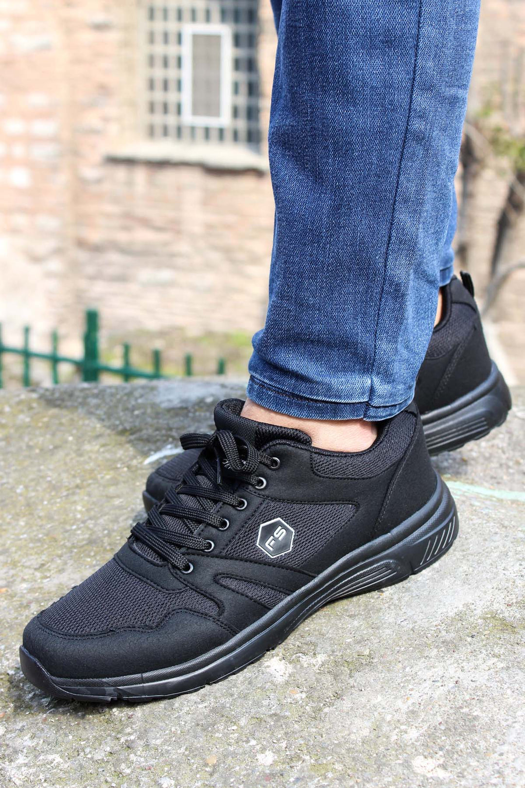 Baskets athlétiques entièrement noires pour hommes avec panneaux en maille - Wessi