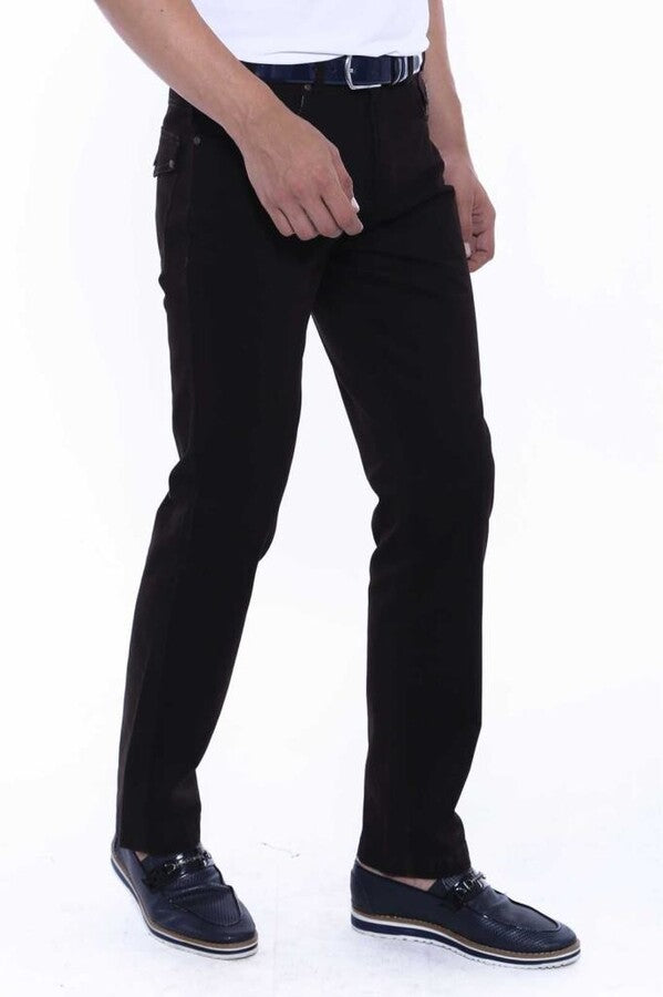 Pantaloni da uomo in pelle scamosciata con tasche con patta tinta unita marrone scuro - Wessi